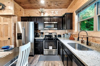 Modern Cabin Retreat with Hot Tub & Game Loft in Pigeon Force, Tennessee - Pigeon Forge, Tennessee - glamping.directory