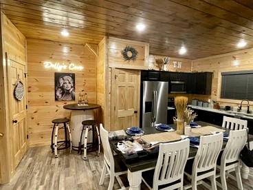 Modern Cabin Retreat with Hot Tub & Game Loft in Pigeon Force, Tennessee - Pigeon Forge, Tennessee - glamping.directory