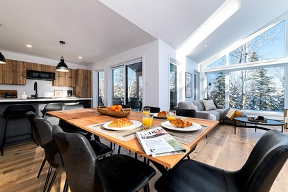 Incredible Modern Cottage with Fire Pit, Hot-tub and Foosball in Charlevoix, Michigan - Charlevoix, Michigan - glamping.directory