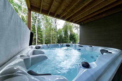 Incredible Modern Cottage with Fire Pit, Hot-tub and Foosball in Charlevoix, Michigan - Charlevoix, Michigan - glamping.directory