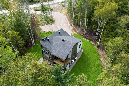 Incredible Modern Cottage with Fire Pit, Hot-tub and Foosball in Charlevoix, Michigan - Charlevoix, Michigan - glamping.directory