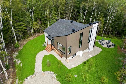 Incredible Modern Cottage with Fire Pit, Hot-tub and Foosball in Charlevoix, Michigan - Charlevoix, Michigan - glamping.directory