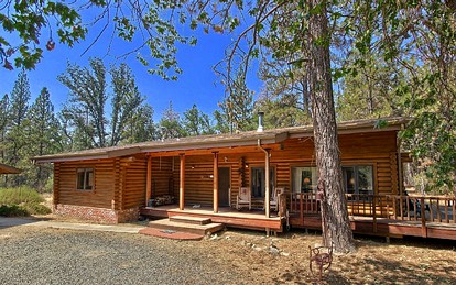 Cozy Log Cabin near Yosemite National Park in California - Mariposa, California - glamping.directory