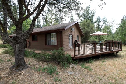 Cozy Log Cabin near Yosemite National Park in California - Mariposa, California - glamping.directory