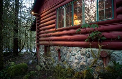 Romantic Log Cabin Rental with Hot Tub near Mount Hood, Oregon - Rhododendron, Oregon - glamping.directory