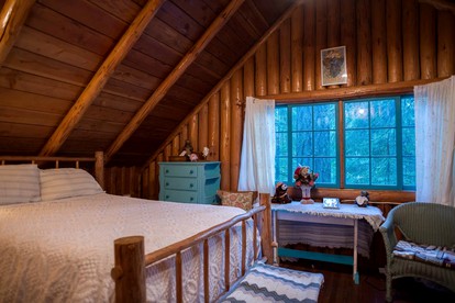 Romantic Log Cabin Rental with Hot Tub near Mount Hood, Oregon - Rhododendron, Oregon - glamping.directory