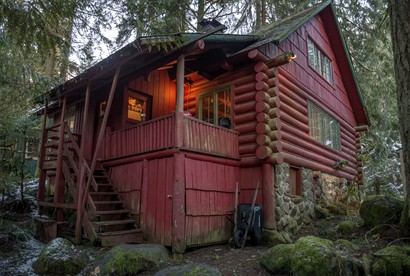 Romantic Log Cabin Rental with Hot Tub near Mount Hood, Oregon - glamping.directory