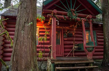 Romantic Log Cabin Rental with Hot Tub near Mount Hood, Oregon - Rhododendron, Oregon - glamping.directory