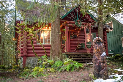 Romantic Log Cabin Rental with Hot Tub near Mount Hood, Oregon - Rhododendron, Oregon - glamping.directory