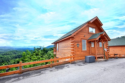 Enchanting Log Cabin Accommodation with a Private Hot Tub in Sevierville, Tennessee - Sevierville, Tennessee - glamping.directory
