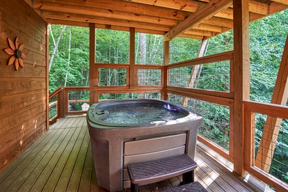 Exquisite Getaway Cabin with Hot Tub, Pool Table, and Movie Theater near Gatlinburg, Tennessee - Pittman Center, Tennessee - glamping.directory
