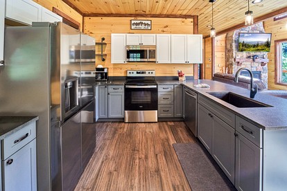 Exquisite Getaway Cabin with Hot Tub, Pool Table, and Movie Theater near Gatlinburg, Tennessee - Pittman Center, Tennessee - glamping.directory