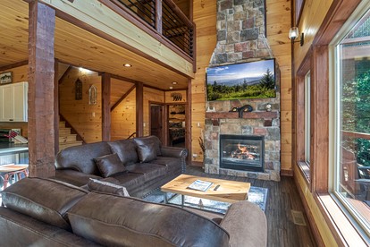 Exquisite Getaway Cabin with Hot Tub, Pool Table, and Movie Theater near Gatlinburg, Tennessee - Pittman Center, Tennessee - glamping.directory