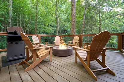 Exquisite Getaway Cabin with Hot Tub, Pool Table, and Movie Theater near Gatlinburg, Tennessee - Pittman Center, Tennessee - glamping.directory