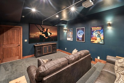 Exquisite Getaway Cabin with Hot Tub, Pool Table, and Movie Theater near Gatlinburg, Tennessee - Pittman Center, Tennessee - glamping.directory