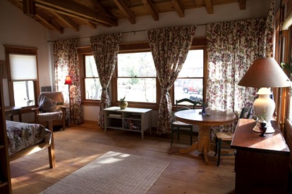 Charming Cabin Rental with Modern Fixtures near Yosemite National Park, California - Oakhurst, California - glamping.directory