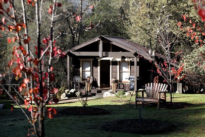 Charming Cabin Rental with Modern Fixtures near Yosemite National Park, California - glamping.directory