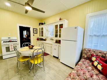Quaint Cute Cottage Fully Equipped in Louisiana - Lafayette, Louisiana - glamping.directory