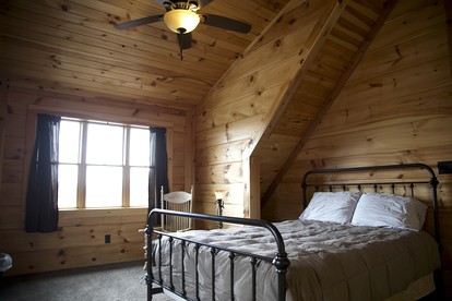 Stunning Private Cabin Getaway with Gorgeous Fireplace near Quincy, Illinois - Loraine, Illinois - glamping.directory