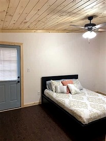 Charming Cabin with Pond Retreat Near Lake Texoma, Denison TX - Denison, Texas - glamping.directory