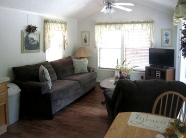 Four Person Cabin with Lofted Interior in Inverness, Florida - Inverness, Florida - glamping.directory