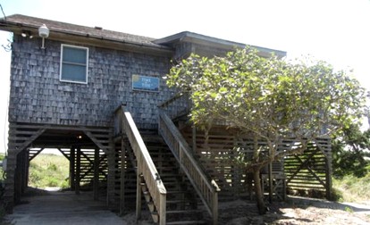 Beachfront Vacation Rental with Stunning Ocean Views in Hatteras, North Carolina - Hatteras, North Carolina - glamping.directory