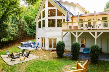 Waterfront Retreat with Spectacular Interior, Jacuzzi and Game Room in NC - Statesville, North Carolina - glamping.directory