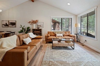 Family and Pet Friendly Cabin with Hot-Tub in Oregon - Sunriver, Oregon - glamping.directory