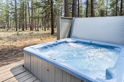 Family and Pet Friendly Cabin with Hot-Tub in Oregon - Sunriver, Oregon - glamping.directory