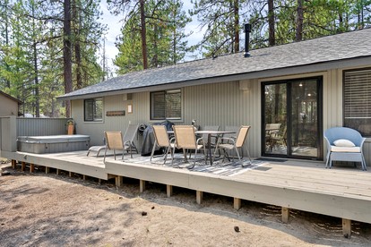 Family and Pet Friendly Cabin with Hot-Tub in Oregon - Sunriver, Oregon - glamping.directory