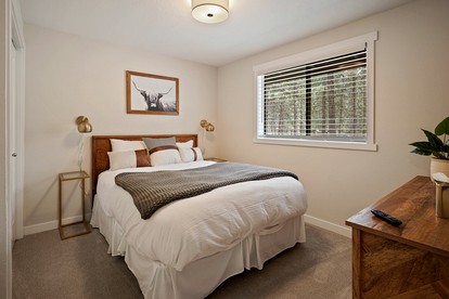 Family and Pet Friendly Cabin with Hot-Tub in Oregon - Sunriver, Oregon - glamping.directory