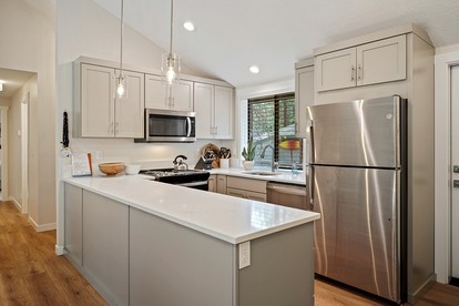 Family and Pet Friendly Cabin with Hot-Tub in Oregon - Sunriver, Oregon - glamping.directory