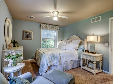 Charming Cabin with a Gorgeous Lawn and Patio in White Lake, Michigan - White Lake, Michigan - glamping.directory
