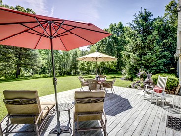 Charming Cabin with a Gorgeous Lawn and Patio in White Lake, Michigan - White Lake, Michigan - glamping.directory