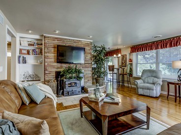 Charming Cabin with a Gorgeous Lawn and Patio in White Lake, Michigan - White Lake, Michigan - glamping.directory