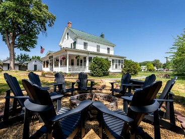 Romantic Historic Inn Suite with Mountain Views in Luray, Virginia - Luray, Virginia - glamping.directory