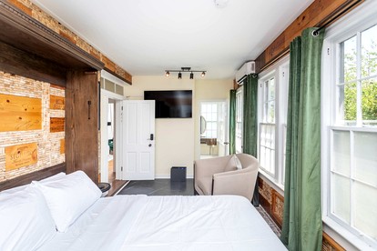 Romantic Historic Inn Suite with Mountain Views in Luray, Virginia - Luray, Virginia - glamping.directory