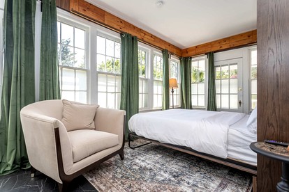 Romantic Historic Inn Suite with Mountain Views in Luray, Virginia - Luray, Virginia - glamping.directory