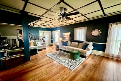 Classic Lakeside Estate Stay with Cozy Living Spaces & Outdoor Adventures in Kuttawa, Kentucky - Kuttawa, Kentucky - glamping.directory