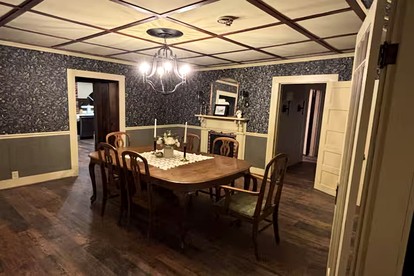 Classic Lakeside Estate Stay with Cozy Living Spaces & Outdoor Adventures in Kuttawa, Kentucky - Kuttawa, Kentucky - glamping.directory