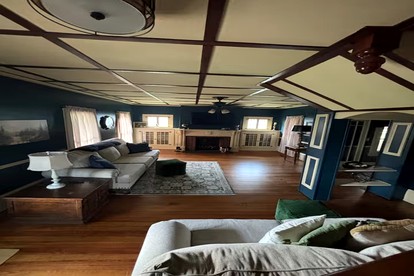Classic Lakeside Estate Stay with Cozy Living Spaces & Outdoor Adventures in Kuttawa, Kentucky - Kuttawa, Kentucky - glamping.directory