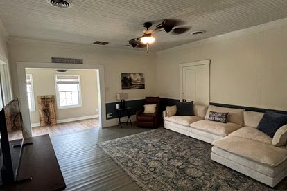 Classic Lakeside Estate Stay with Cozy Living Spaces & Outdoor Adventures in Kuttawa, Kentucky - Kuttawa, Kentucky - glamping.directory