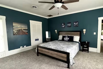 Classic Lakeside Estate Stay with Cozy Living Spaces & Outdoor Adventures in Kuttawa, Kentucky - Kuttawa, Kentucky - glamping.directory
