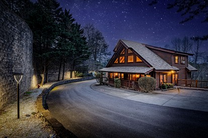 Wonderful Cabin with Spa and Equipped Deck in Tennessee - Pigeon Forge, Tennessee - glamping.directory