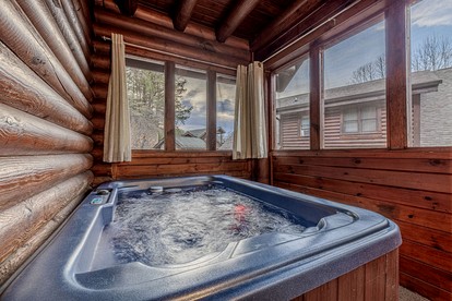 Wonderful Cabin with Spa and Equipped Deck in Tennessee - Pigeon Forge, Tennessee - glamping.directory