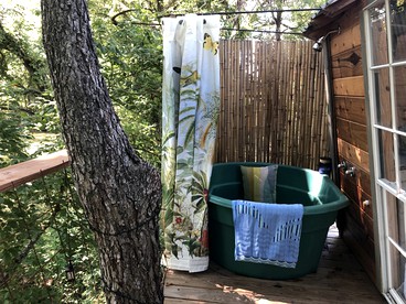 Gorgeous Tree House Rental with Lake Views for Glamping in Texas - Willis, Texas - glamping.directory