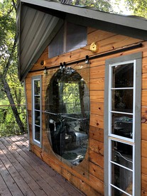 Gorgeous Tree House Rental with Lake Views for Glamping in Texas - Willis, Texas - glamping.directory