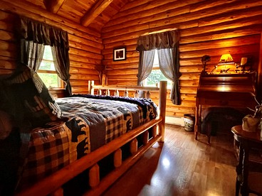 Romantic Nature Escape: Beautiful Log Cabin with Amazing Views and Hiking Trails Nearby in the White Mountains, New Hampshire - Lisbon, New Hampshire - glamping.directory