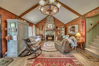 Amazing Cabin Rental with a Stone Fireplace in Lake Harmony, Pennsylvania - Lake Harmony, Pennsylvania - glamping.directory