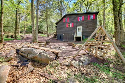 Amazing Cabin Rental with a Stone Fireplace in Lake Harmony, Pennsylvania - Lake Harmony, Pennsylvania - glamping.directory